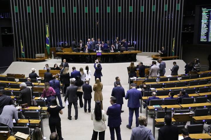 Câmara aprova projeto que cria punição para o crime de usar pessoas como escudo humano