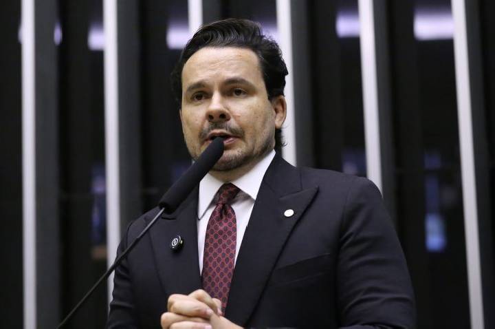 Câmara aprova punição e torna hediondo o crime de obstruir vias para praticar crimes; acompanhe