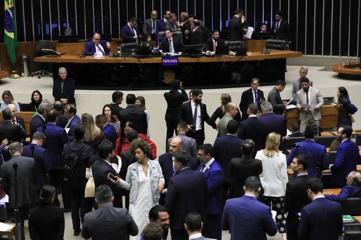 Câmara aumenta penas para crimes como extorsão e escudo humano
