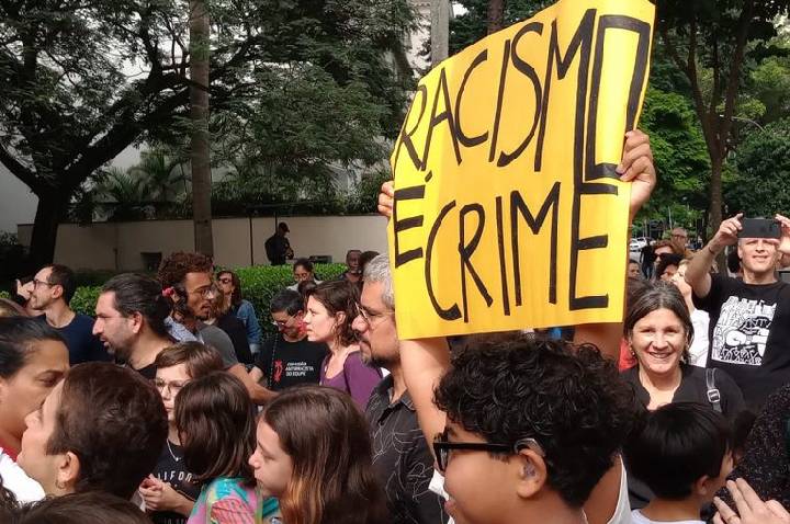 Defensoria pede R$ 759 mil em ação contra shopping de SP por racismo