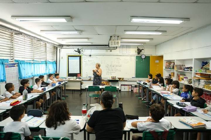 Professor pode pedir Carteira Nacional Docente a partir de amanhã