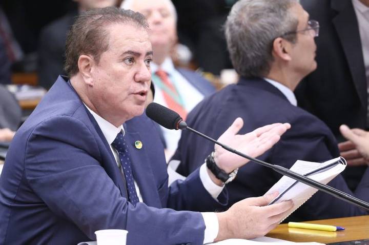 Projeto prevê desconto no salário de saldo negativo em banco de horas