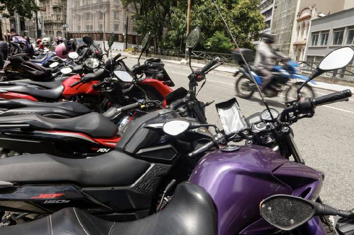 Trabalhador por aplicativo ganha mais, porém tem jornadas mais longas